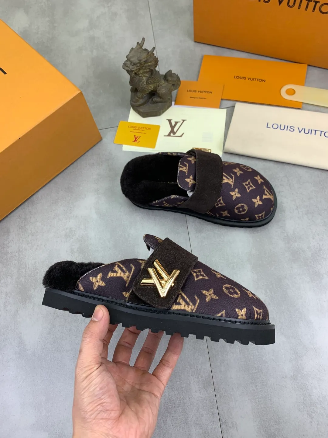Men's Men's Shoes P480 New Couple Style LV Louis Vuitton L Family Donkey Brand Latest Easy Series Birkenstock Baotou Thick Sole Wool Slippers Sandals Original purchase, development and production This LV Easy sandal is made of suede cow leather, with Monogram pattern to highlight the trendy style. Adjustable straps with illuminated LV letters, flexible insoles and micro outsoles provide a light and comfortable experience. Exquisite packaging at the delivery counter 🛍📦 ▪️Fabric: Original custom imported first-layer cowhide ▪️Inner lining: Original customized warm wool lining ▪️Outsole: Original open-molded rubber foam material ▪️Sole thickness: 4CM ▪️Size: Men and women 35-45